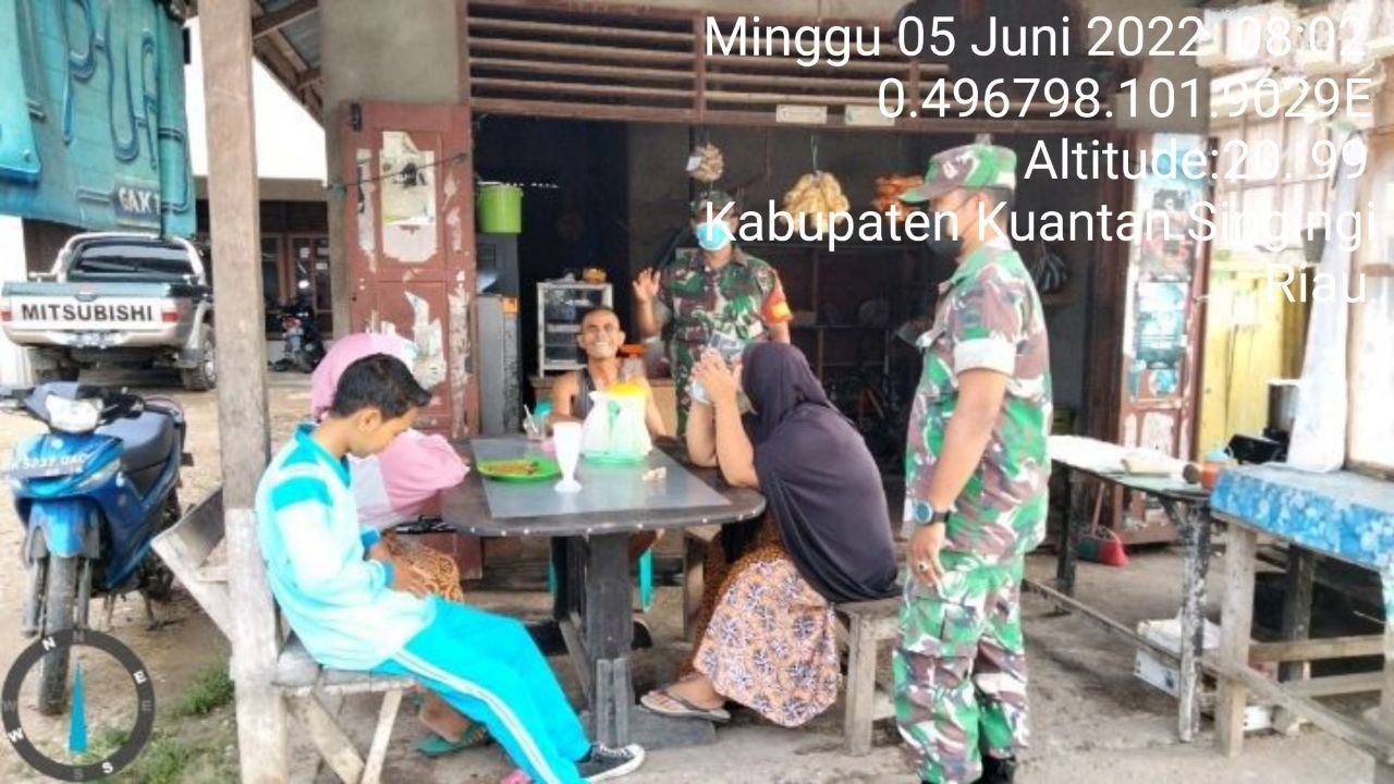 Serda Juanda Bersama Babinsa Koramil 06/Cerenti Kodim 0302/Inhu Lainnya Himbau Prokes Kepada Warga Di Desa Binaan