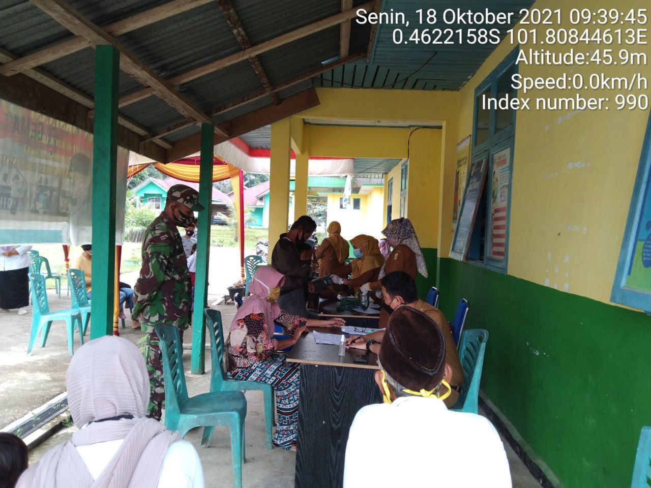 Anggota Koramil 06/Cerenti Kodim 0302/Inhu Dampingi Masyarakat Dalam Vaksinasi Covid-19