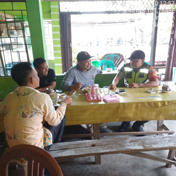 Anggota Koramil 06/Cerenti Kodim 0302/Inhu Komsos Dengan Masyarakat Memberikan Pengertian Tentang Pentingnya Menjaga Keamanan