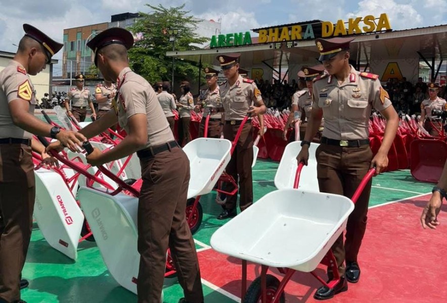 Peduli Korban Banjir, Taruna Akpol Polda Riau Kirim 63 Gerobak Bantuan ke Tiga Provinsi