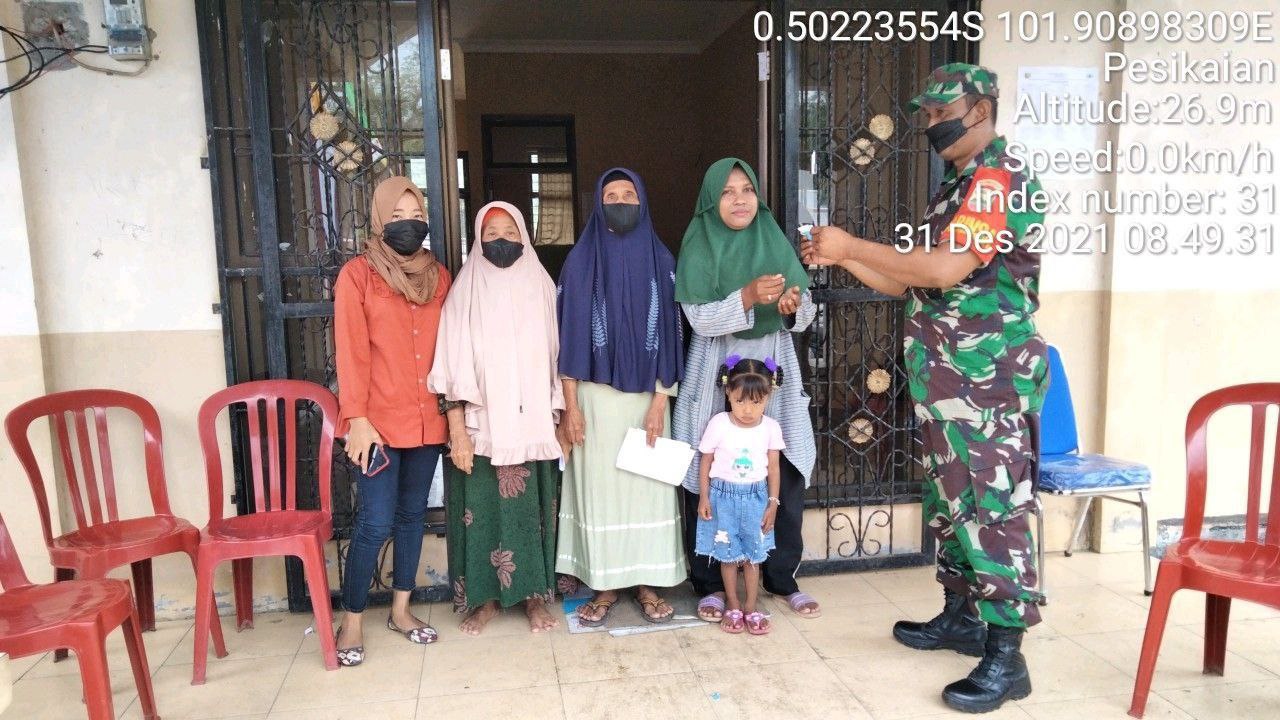 Babinsa Koramil 06/ Cerenti Dim 0302/Inhu Bagikan Masker Gratis Kepada Warga Upaya Memutus Penularan Covid-19