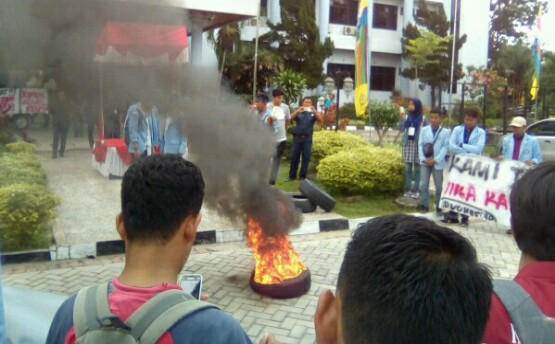 Protes Penghapusan Mahasiswa di Senat Universitas, Unjuk Rasa di UR Diwarnai Bakar Ban