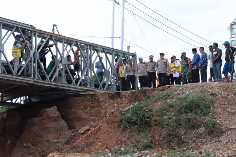 Jalan Lonsor di Tanjung Alai, Kapolda Riau Pastikan Akses Masyarakat Kembali Normal