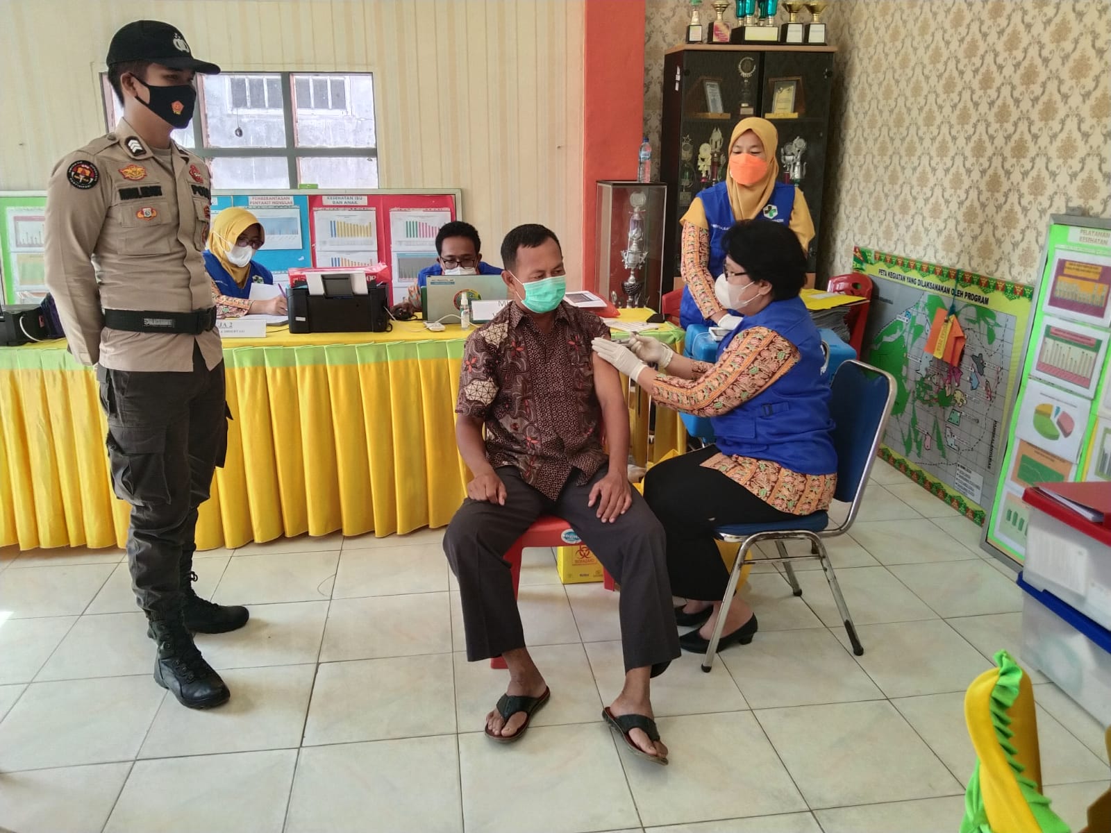 Polsek Ukui Kawal Vaksinasi Dosis II di Puskesmas