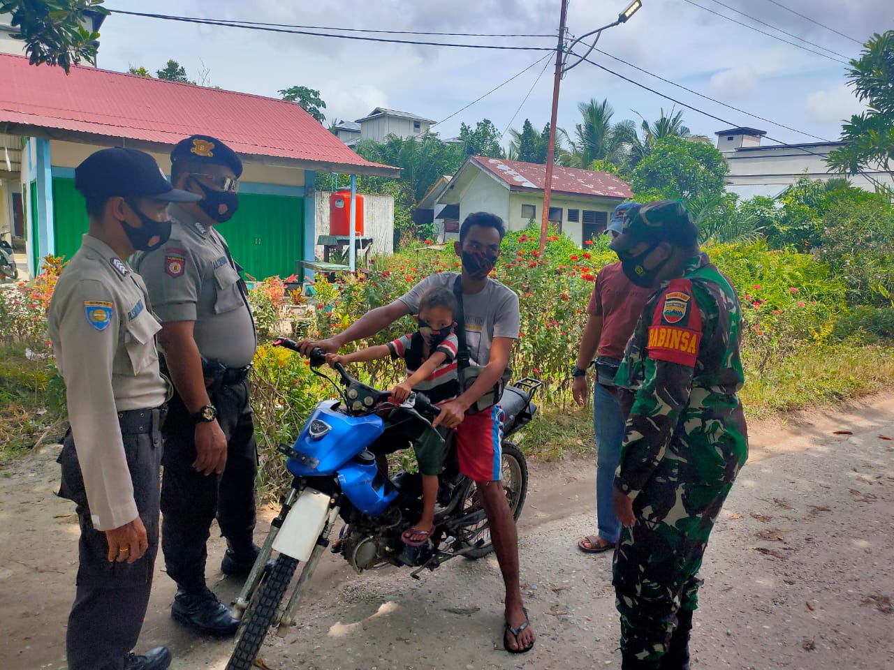 Cegah Penyebaran Covid-19, Polsek Teluk Meranti Sosialisasi Prokes Kepada Pengguna Jalan