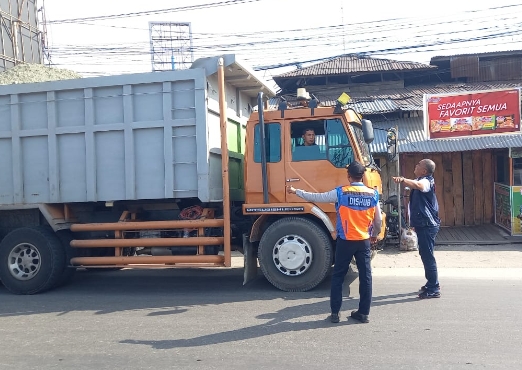 Dishub Pekanbaru Halau Ratusan Truk ODOL di Pintu Masuk Kota