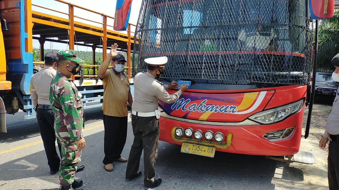 Polsek Pangkalan Kerinci Lakukan Pemasangan Stiker Kendaraan di Simpang Perak