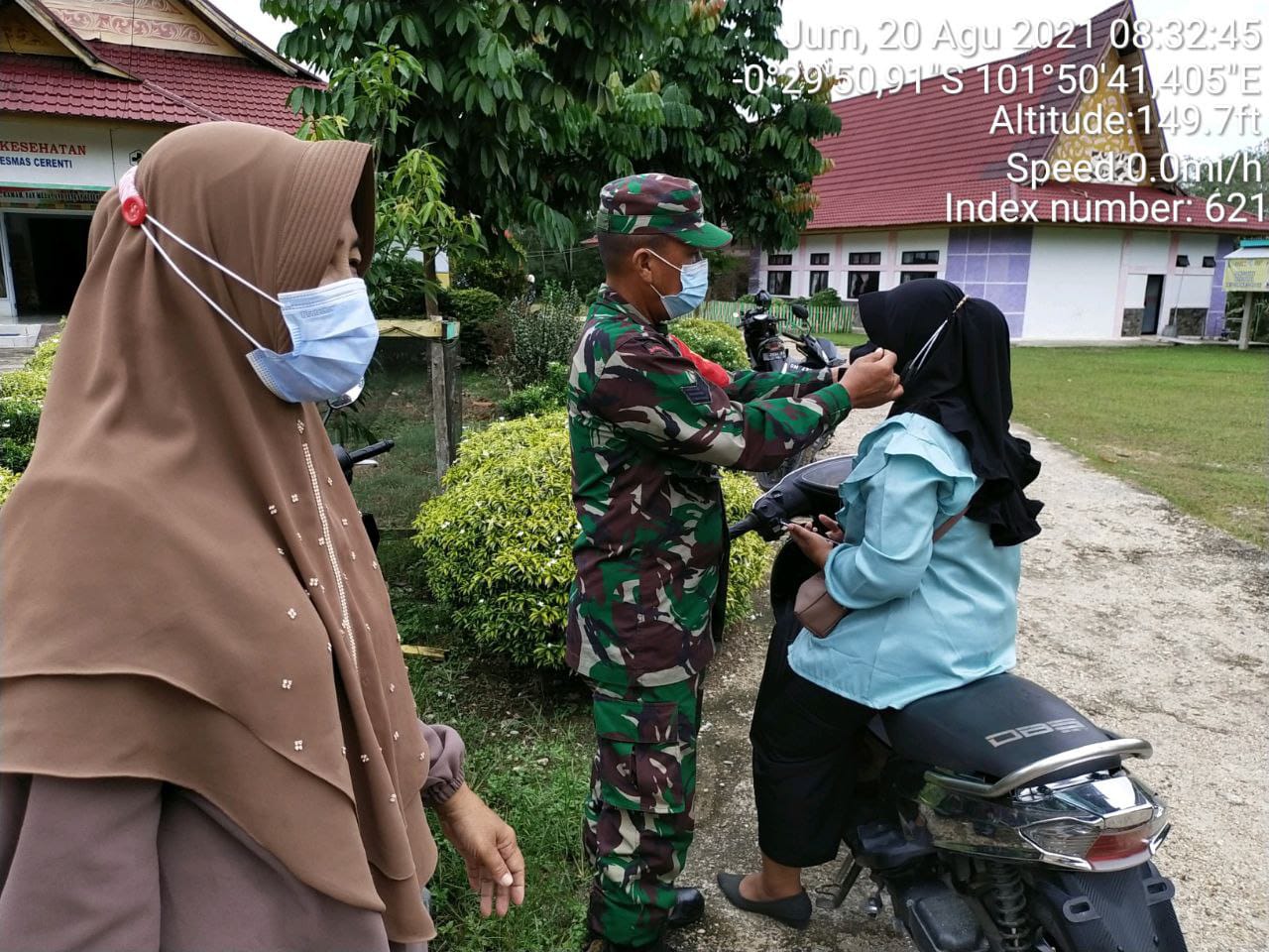 Serka M.Amin Babinsa Koramil 06/Cerenti Kodim 0302/ Inhu Bagikan Masker Kepada Warga Desa Tanjung Medan