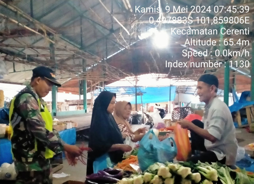 Babinsa Koramil 06/Cerenti Dim 0302/Inhu Cek Harga Sembako Di Pasar Cerenti 