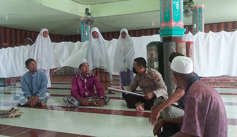 Bhabinkamtibmas Desa Kuala Tolam Imbau Jamaah Masjid Terapkan Prokes