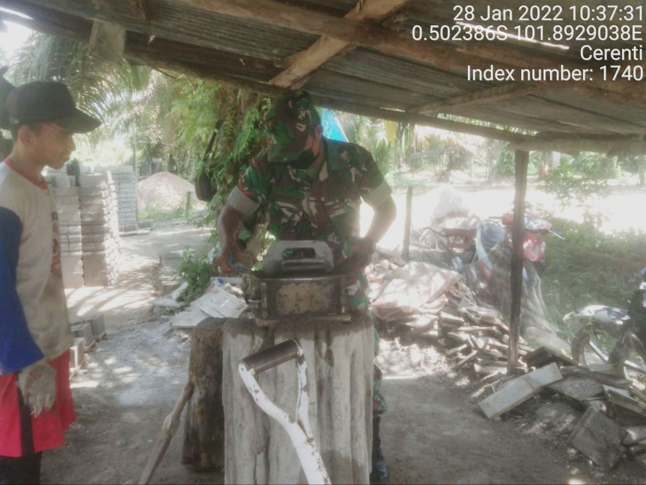 Babinsa Koramil 06/Cerenti Kodim 0302/Inhu Babinsa Bantu Pembuatan Batako Bapak Eko