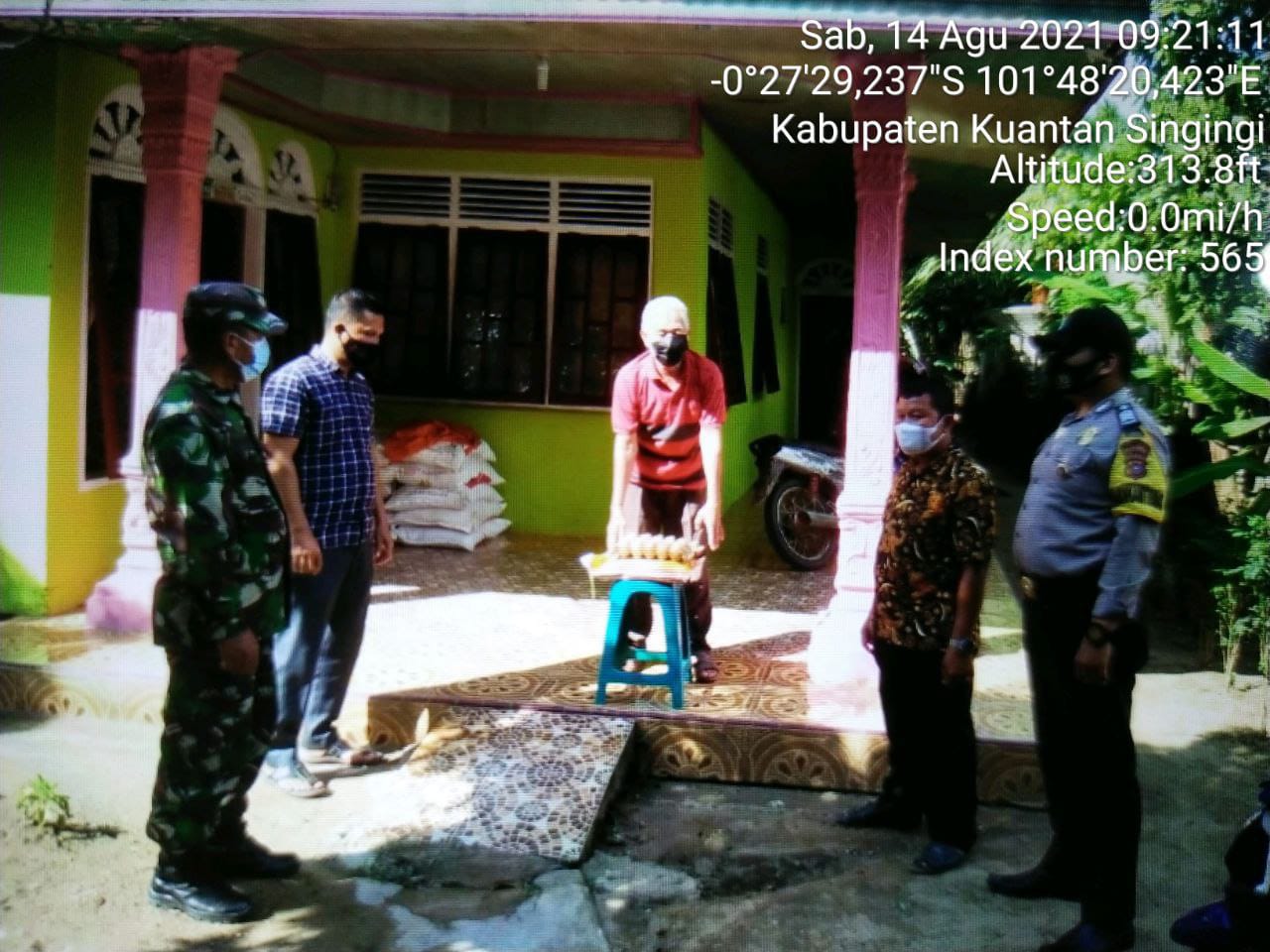 Babinsa Koramil 06/Cerenti Kodim 0302/Inhu, Serka M.Amin  Berikan Sembako