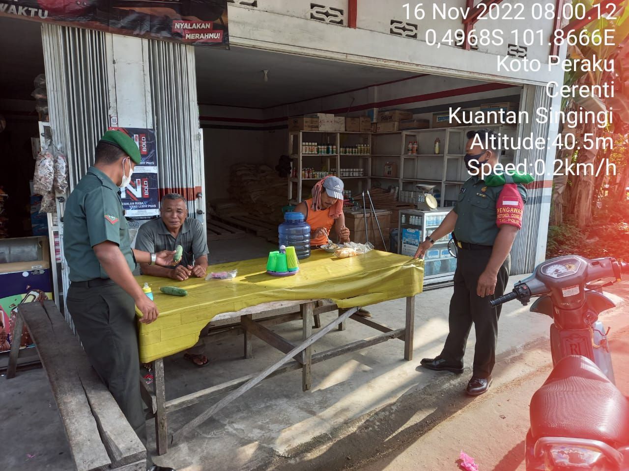 Kopda Irwan Babinsa Koramil 06/Cerenti Dim 0302/Inhu Lainnya Wilayah Cerenti Berikan Edukasi Pelaksanaan Prokes wilayah Teritorialnya 