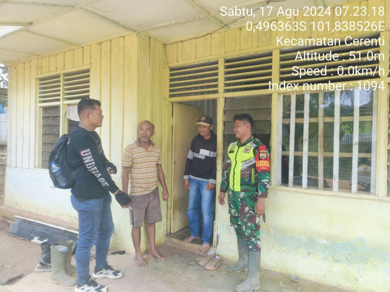 Pratu Chumaidi Mengunjungi Rumah Warga Jelang Pengibaran Bendera HUT RI Ke 79 Babinsa Koramil 06/Cerenti Kodim 0302/Inhu Komsos Dengan Warga 