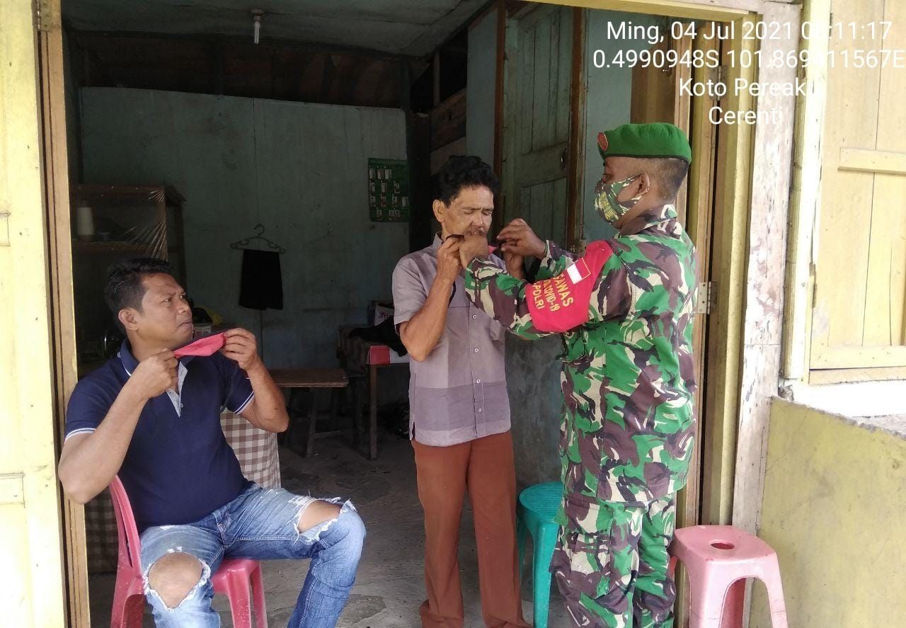 Tegakan Disiplin Protkes Covid-19, Babinsa Koramil 06/Cerenti Kodim 0302/Inhu Bagikan Masker Gratis di Kelurahan Koto Peraku