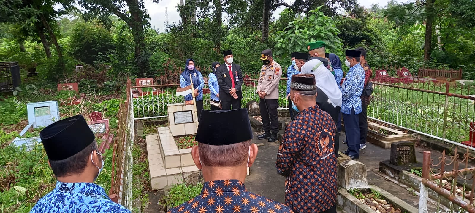 Kapolres Kuansing Ziarah dan Tabur Bunga di Makam Pahlawan Pejuang Kemerdekaan Pada Peringatan Hari Pahlawan