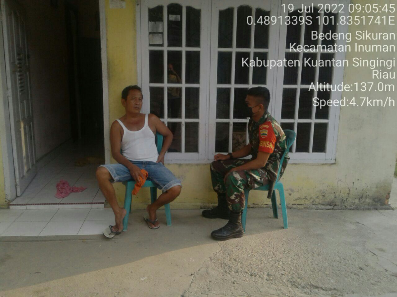 Babinsa Koramil 06/Cerenti Kodim 0302/Inhu Babinsa Melaksanakan Komsos Ke Rumah Warga Desa Binaannya