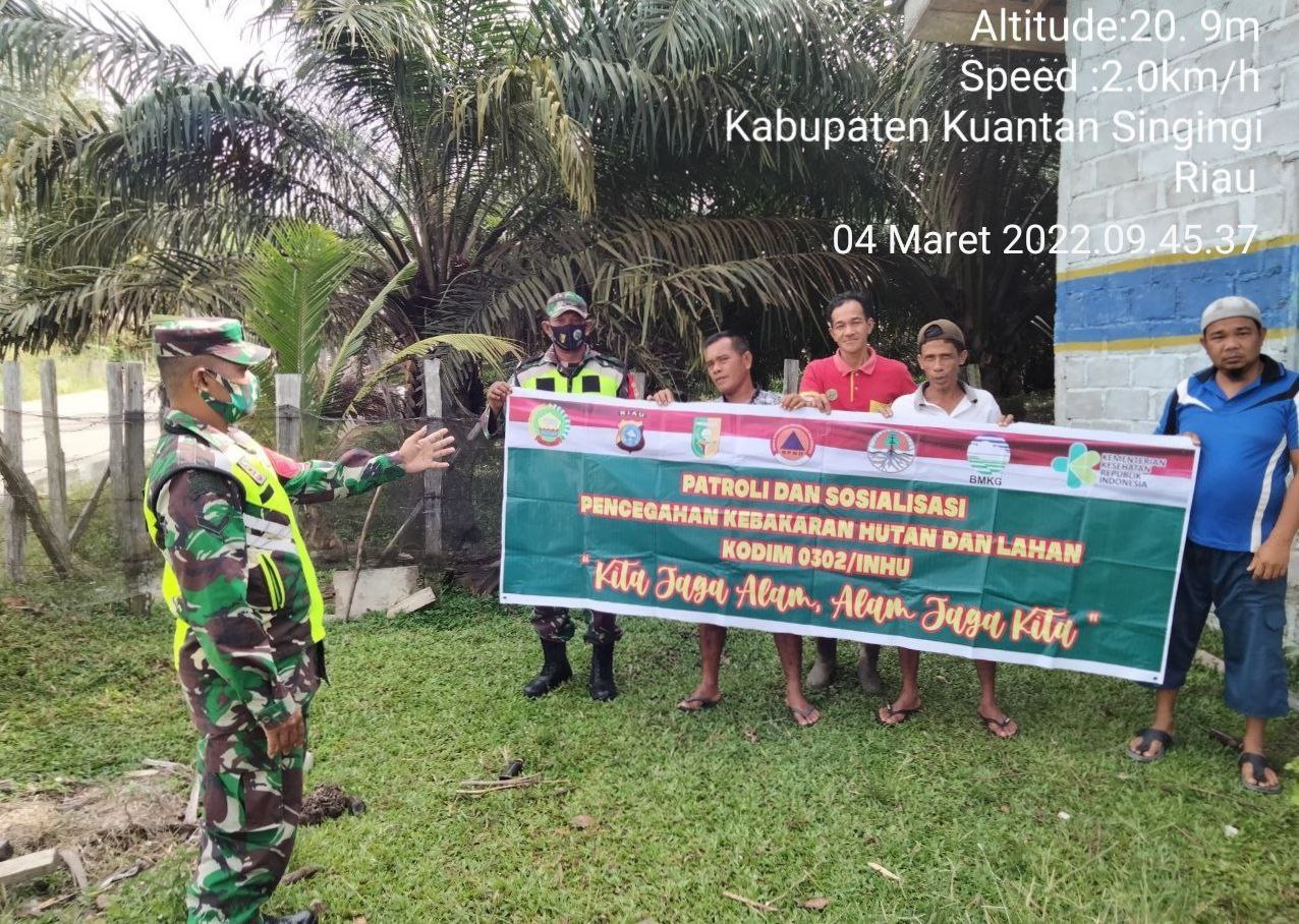Babinsa Koramil 06/Cerenti Kodim 0302/ Inhu Laksanakan Patroli Untuk Cegah Kebakaran Hutan Dan Lahan di Desa Teluk Pauh Cerenti Kecamatan Cerenti