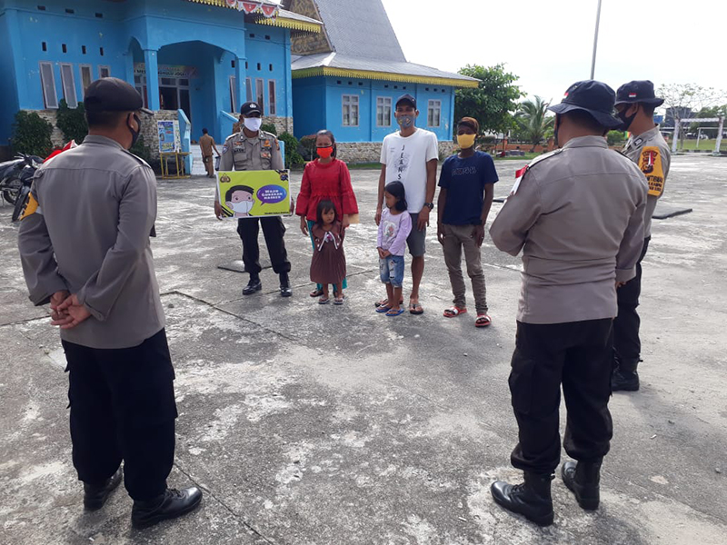 Personel Polsek Kuala Kampar Imbau Warga di Kantor Camat Patuhi Protokol Kesehatan
