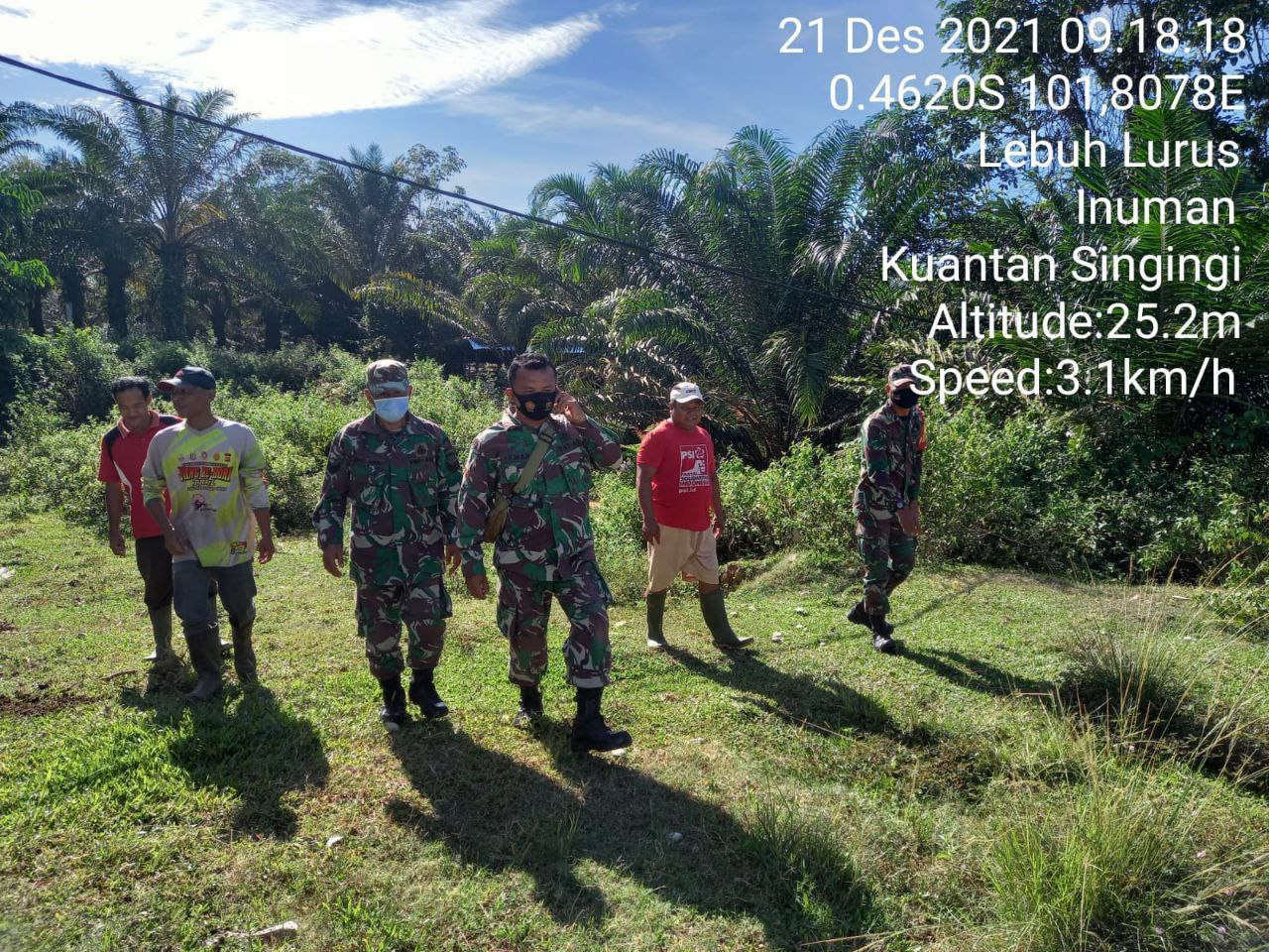 Demi Terciptanya Lingkungan Sehat, Babinsa Koramil 06/Cerenti Kodim 0302/Inhu, Serka M. Amin dan Kopda Irwan Terus Lakukan Sosialisasi dan Patroli Diwilayah Binaan