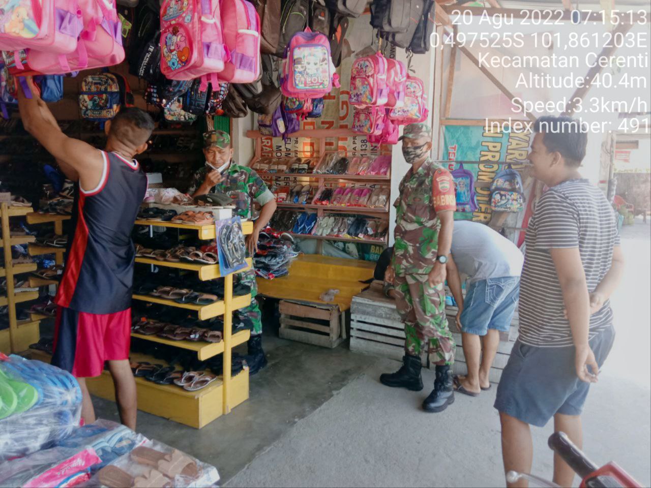 Babinsa Koramil 06/Cerenti Kodim 0302/Inhu  Berikan Sosialisasi Serta Himbauan Kepada Warga Agar Patuhi Prokes Covid-19  di Toko Tas