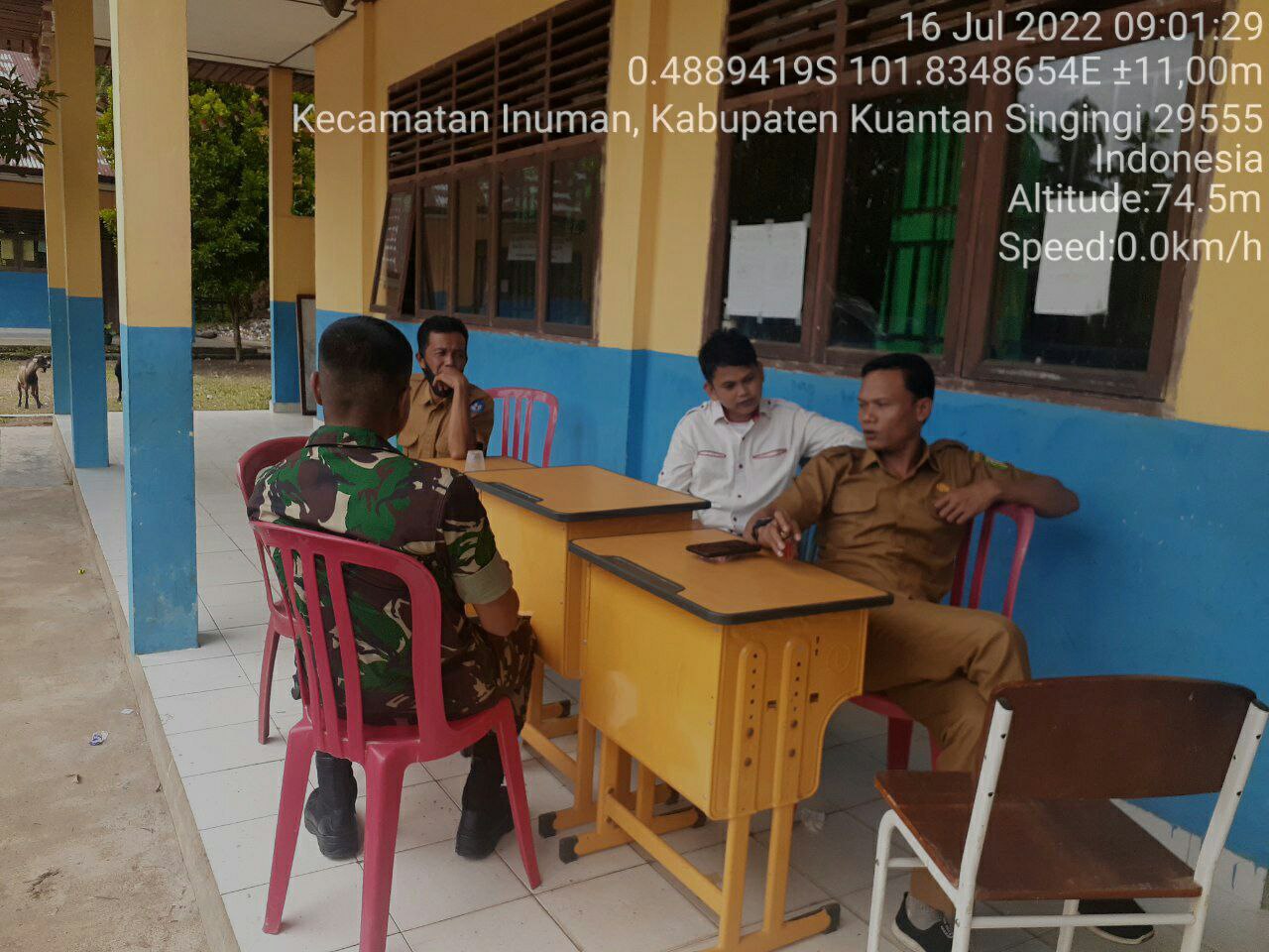 Babinsa Koramil 06/Cerenti Kodim 0302/Inhu Selalu Jaga Hubungan Baik Babinsa Melaksanakan Komsos Bersama Guru Sekolah Dasar