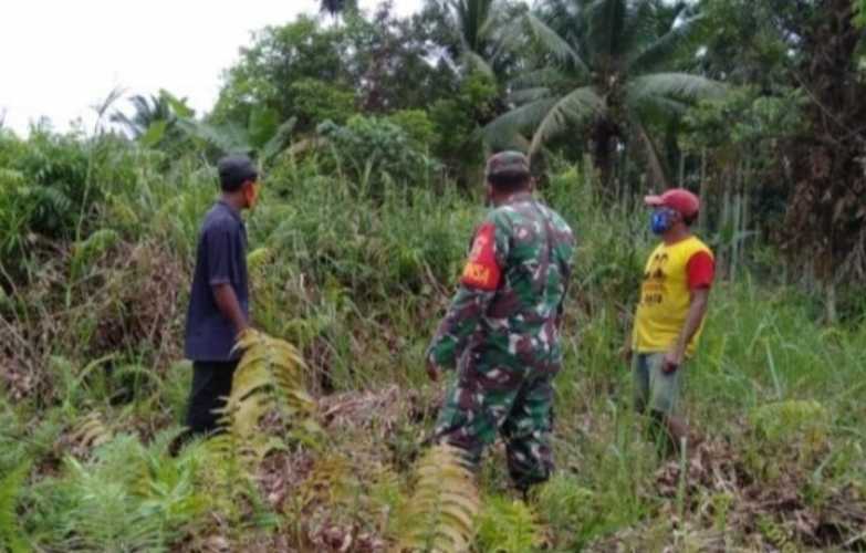 Serda Juanda Babinsa Koramil 06/Cerenti Kodim 0302/Inhu di Desa Tanjung Medan Kecamatan Cerenti Kabupaten Kuansing Laksanakan Patroli Untuk Cegah Kebakaran Hutan Dan Lahan