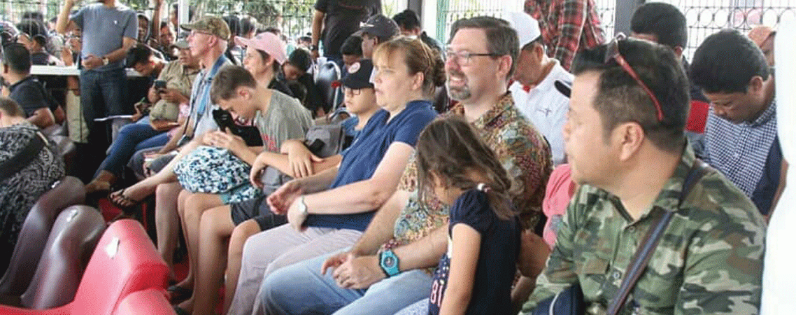 Wisman Terpesona Melihat Festival Pacu Jalur Di Kuantan Singingi.