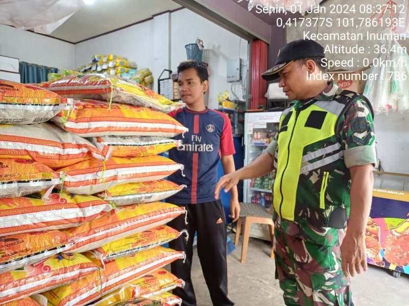 Babinsa Koramil 06/Cerenti Kodim 0302/Inhu Monitoring Harga Sembako Diwarung-warung Wilayah Teritorial Kecamatan Inuman