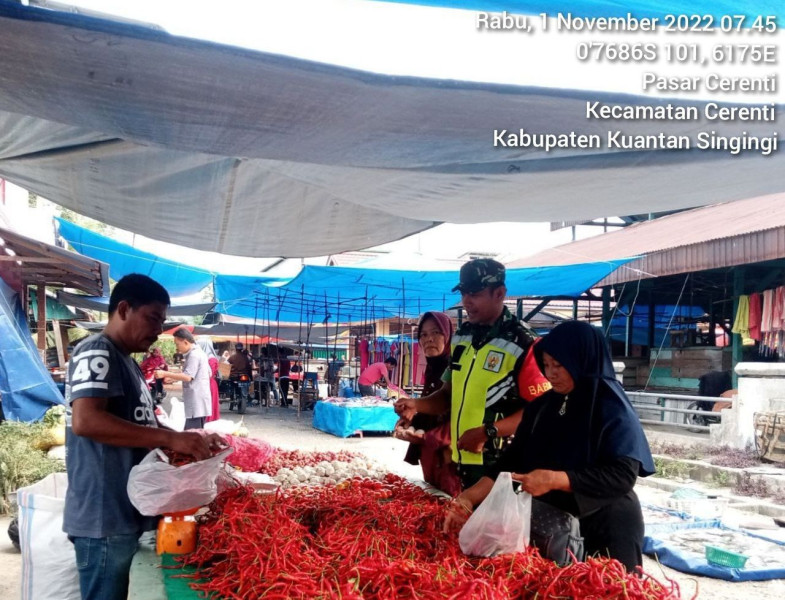 Babinsa Koramil 06/Cerenti Kodim 0302/Inhu Serda Jama Anur Pantau Harga Kebutuhan Pokok Di Pasar Tradisional Kecamatan Cerenti