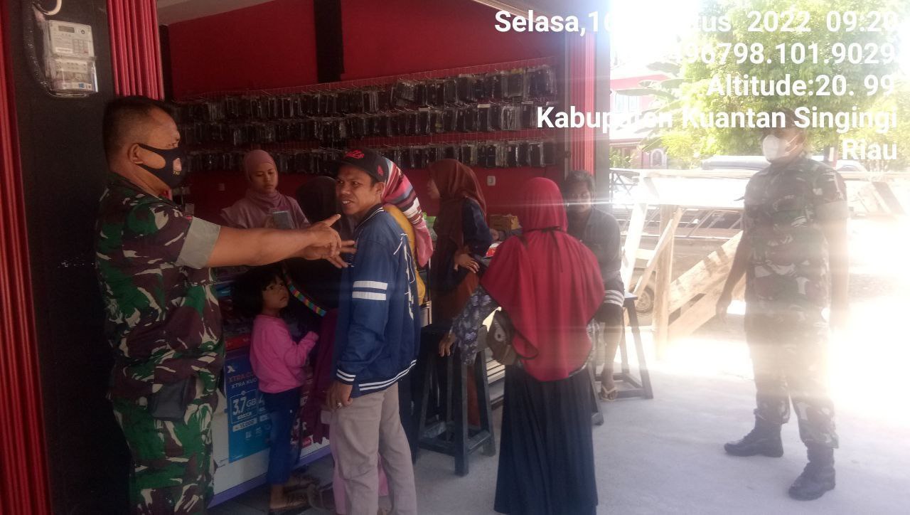Babinsa Koramil 06/Cerenti Dim 0302/Inhu, Serda Abdul Wahab Berikan Sosialisasi Serta Himbauan Kepada Warga Agar Patuhi Prokes Covid-19