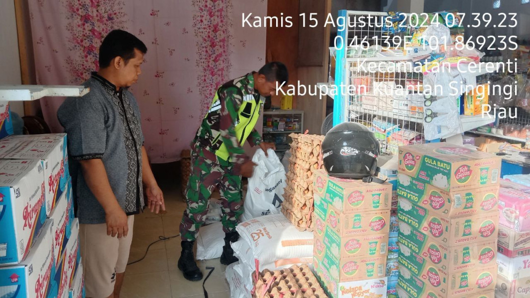 Serda Jama Anur Babinsa Koramil 06/Cerenti Kodim 0302/Inhu Pastikan Harga Sembako Di Warung Dan Kios Milik Warga