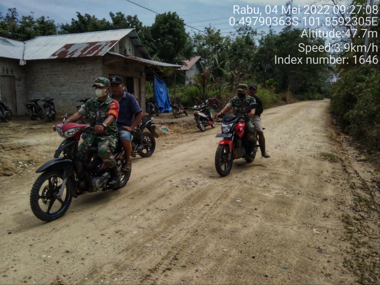 Babinsa Koramil 06/Cerenti Kodim 0302/Inhu Laksanakan Patroli Untuk Cegah Kebakaran Hutan Dan Lahan di Pulau Panjang Hilir Kecamatan Inuman Kabupaten Kuansing