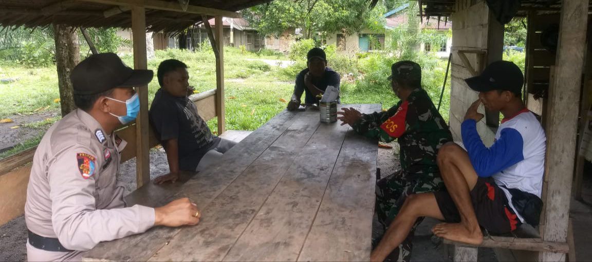 Wujudkan Sinergitas, Babinsa Koramil 07 Kuantan Hilir Dan Babinkamtibmas Komsos Dengan Kepala Desa Logas