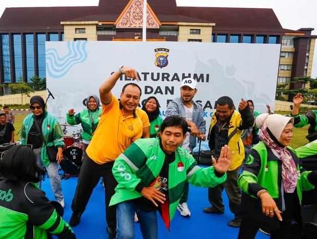 Olahraga Bareng Ojol, Kapolda Riau Perkuat Sinergi dan Tanam Bibit Pohon