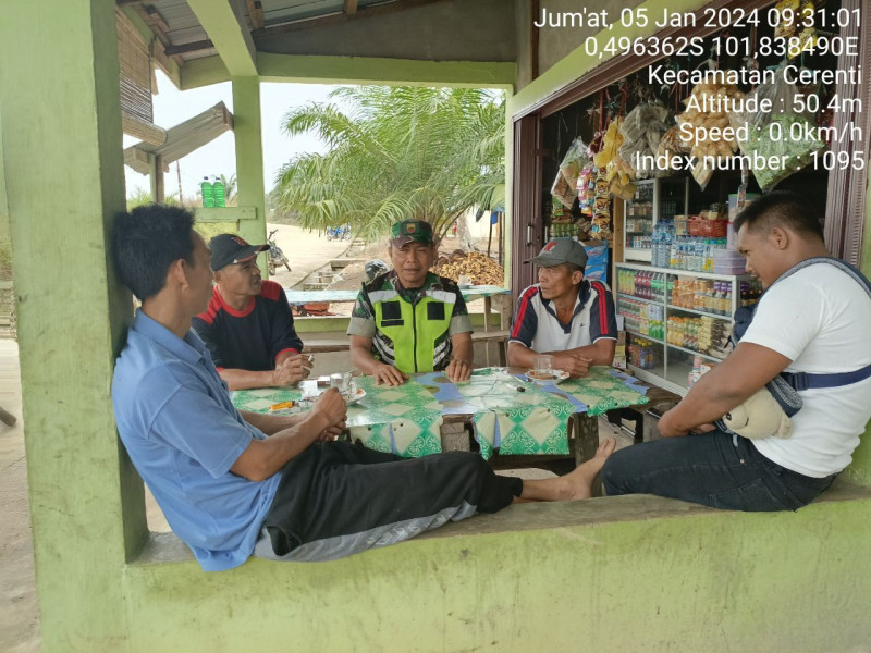 Di Desa Tanjung Medan Kecamatan Cerenti Kabupaten Kuansing, Babinsa Koramil 06/Cerenti Kodim 0302/Inhu Lakukan Komsos