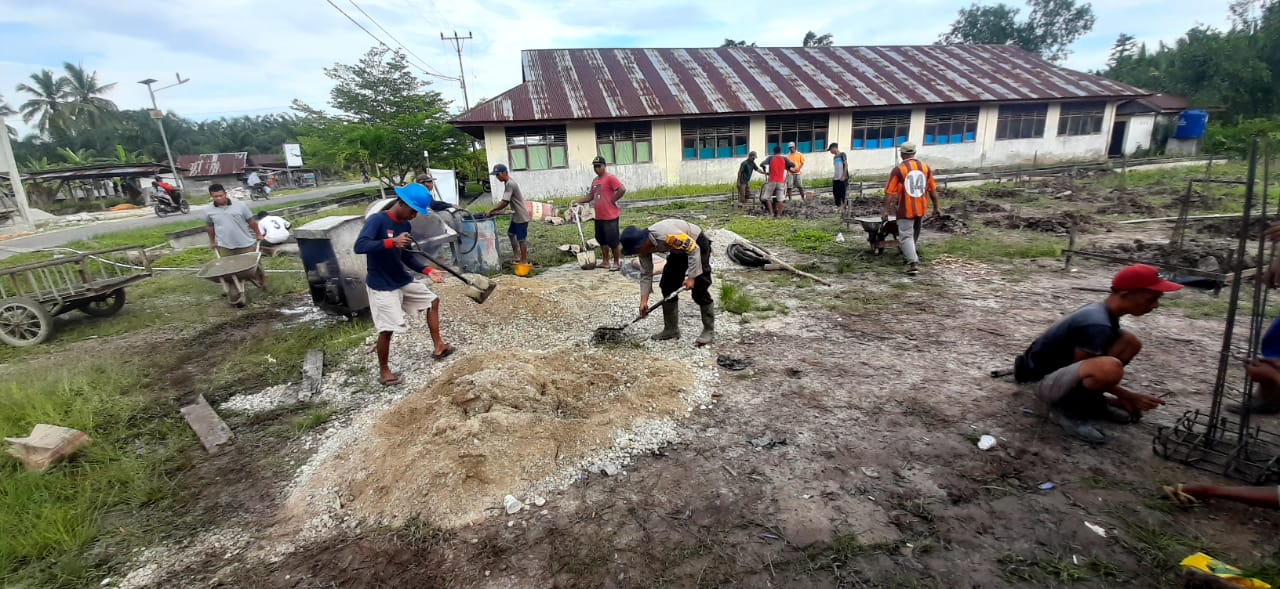 Personel Polsek Siak Kecil Turut Gotong Royong Bangun Rumah Tahfiz Quran