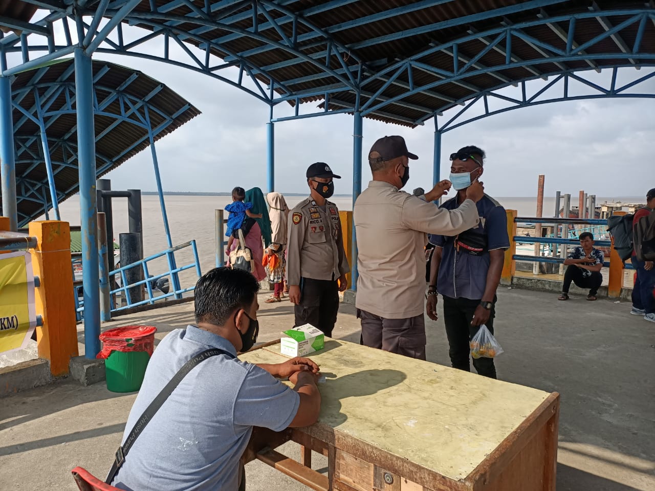 Gelar Pos Pantau Covid-19, Polsek Kuala Kampar Ajak Masyarakat di Pelabuhan Terapkan Prokes