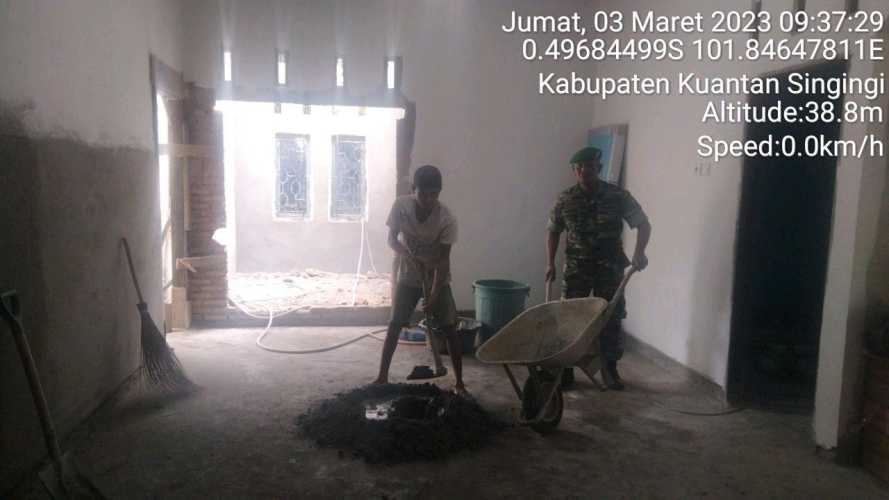 Bangun Keakraban, Babinsa Koramil 06/Cerenti Dim 0302/Inhu Membantu Warga Binaan Rehap Rumah di Desa Pulau Busuk Jaya Kecamatan Inuman 