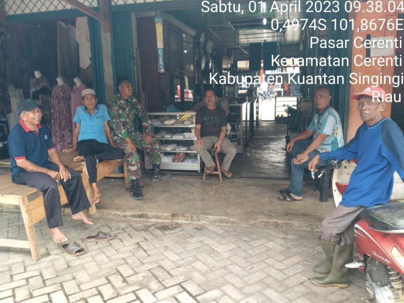 Babinsa Koramil 06/Cerenti Kodim 0302/Inhu, di Kelurahan Pasar Cerenti Komsos Dengan Warga Binaan Memberikan Pengertian Tentang Pentingnya Menjaga Keamanan Lingkungan
