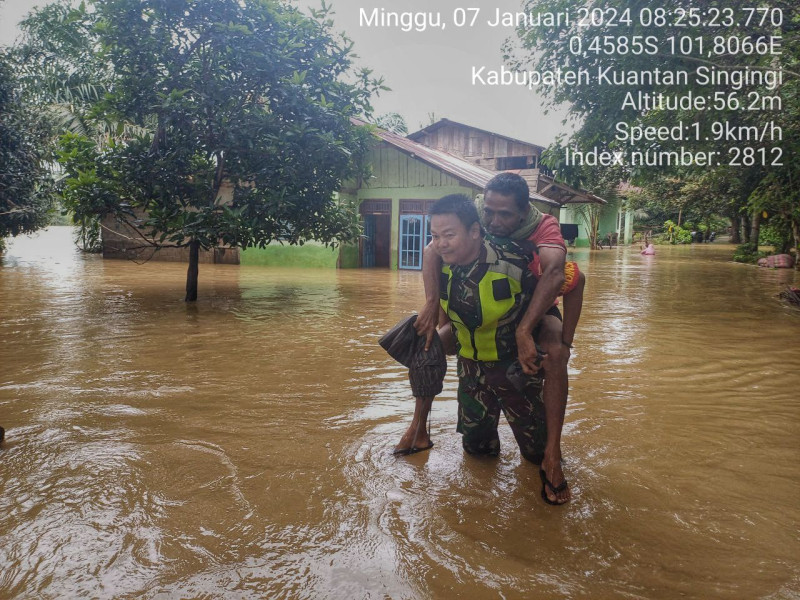 Babinsa Koramil 06/Cerenti Kodim 0302/Inhu Menolong Warga Yang Kena Banjir