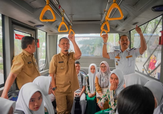 Wali Kota Pekanbaru Tinjau Langsung Program Bus TMP Gratis Bagi Pelajar