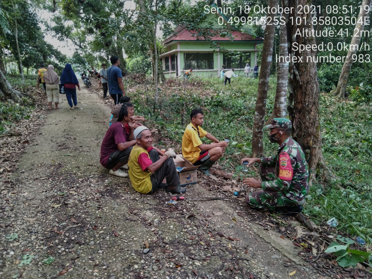 Babinsa Koramil 06/Cerenti Dim 0302/Inhu Komsos Dengan Warga Binaan Membahas Tentang Covid-19