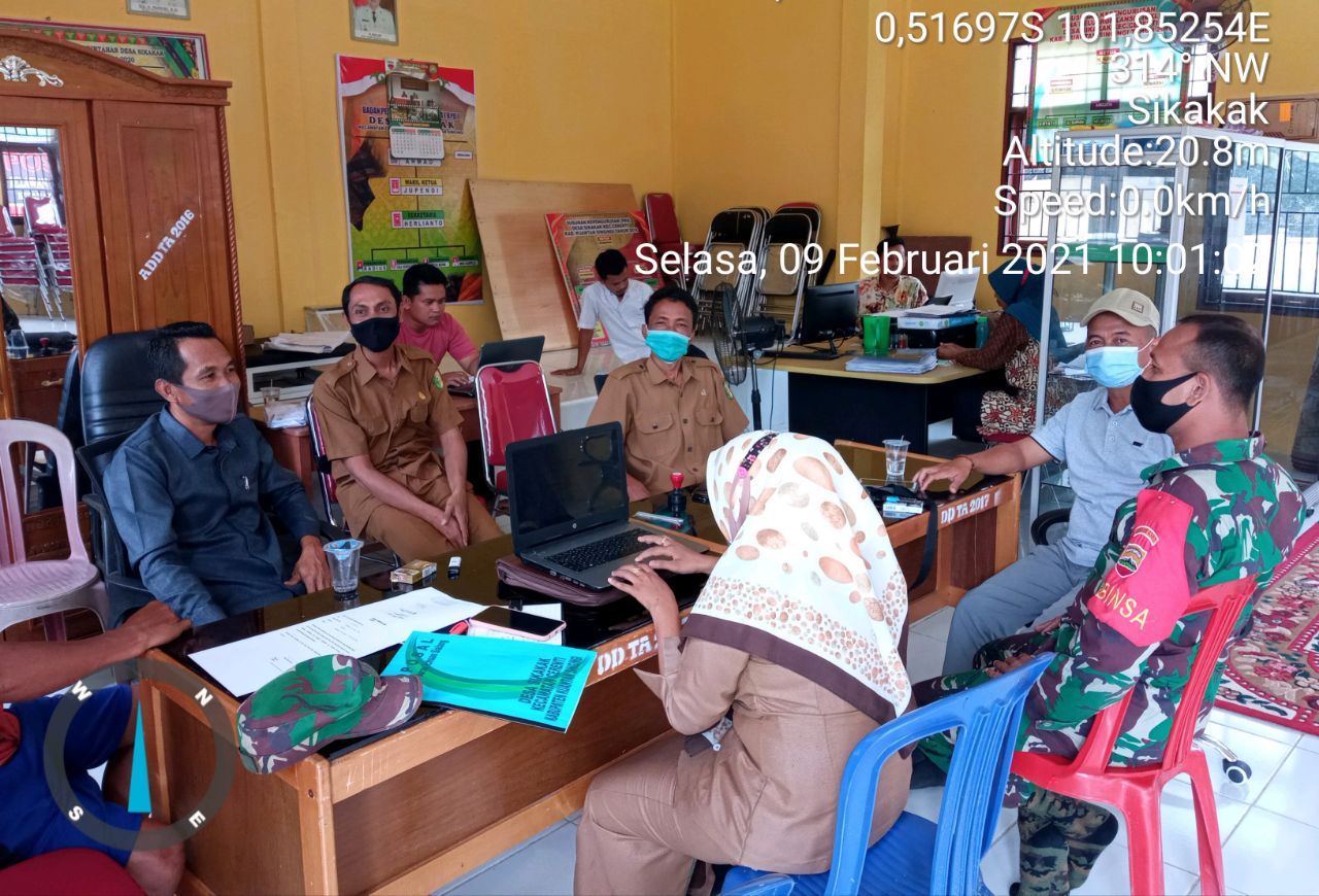 Jalin Sinergisitas Dan Silahturahmi, Babinsa Koramil 06 Cerenti Kodim 0302 Inhu Bersama Dengan Warga Desa