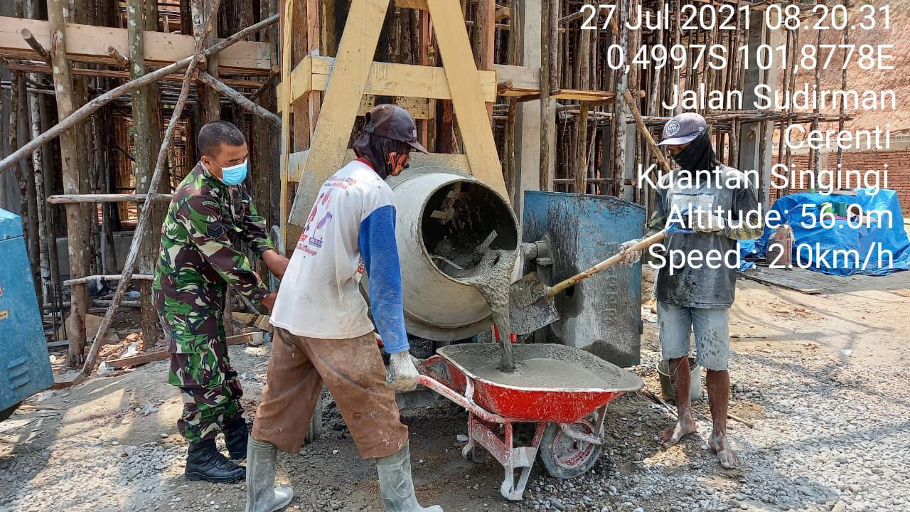 Babinsa Koramil 06/Cerenti Bersama Warga,Gotong Royong Untuk Melanjutkan Pembangunan Masjid