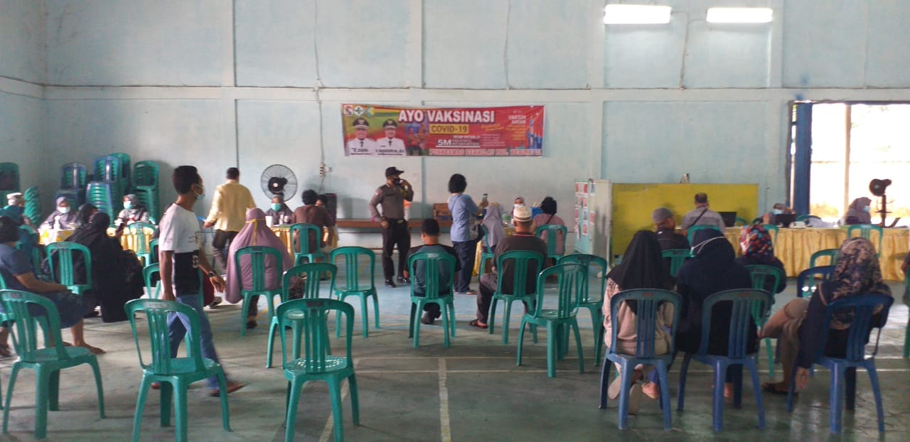 Polsek Pangkalan Kerinci Laksanakan Monitor Pelaksanaaan Vaksinasi di Desa Makmur