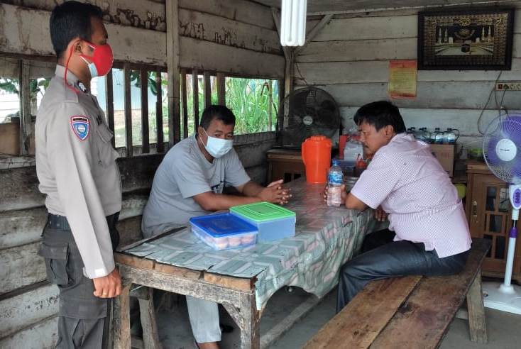 Polsubsektor Pelalawan Sosialisasikan AKB Guna Cegah Covid-19 di Desa Lalang Kabung