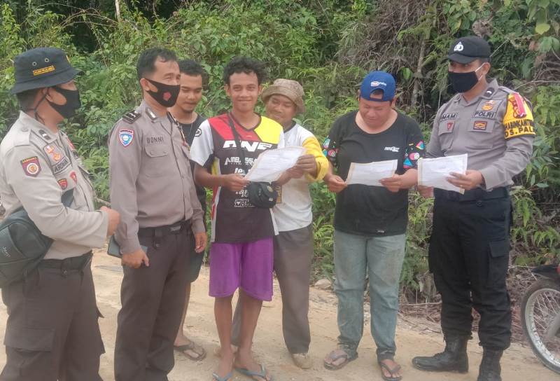 Meski di Akhir Pekan, Polsek Pangkalan Kuras Tetap Semangat Sosialisasikan Maklumat Kapolda Riau
