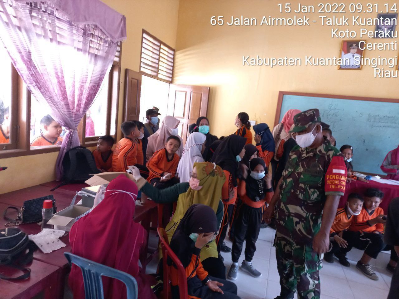Babinsa Koramil 06/Cerenti Kodim 0302/ Inhu Sertu Pirman Dan Kopda Junedi Melaksanakan Pendampingan Pelaksanaan Vaksin Covid-19  Anak Sekolah Dasar