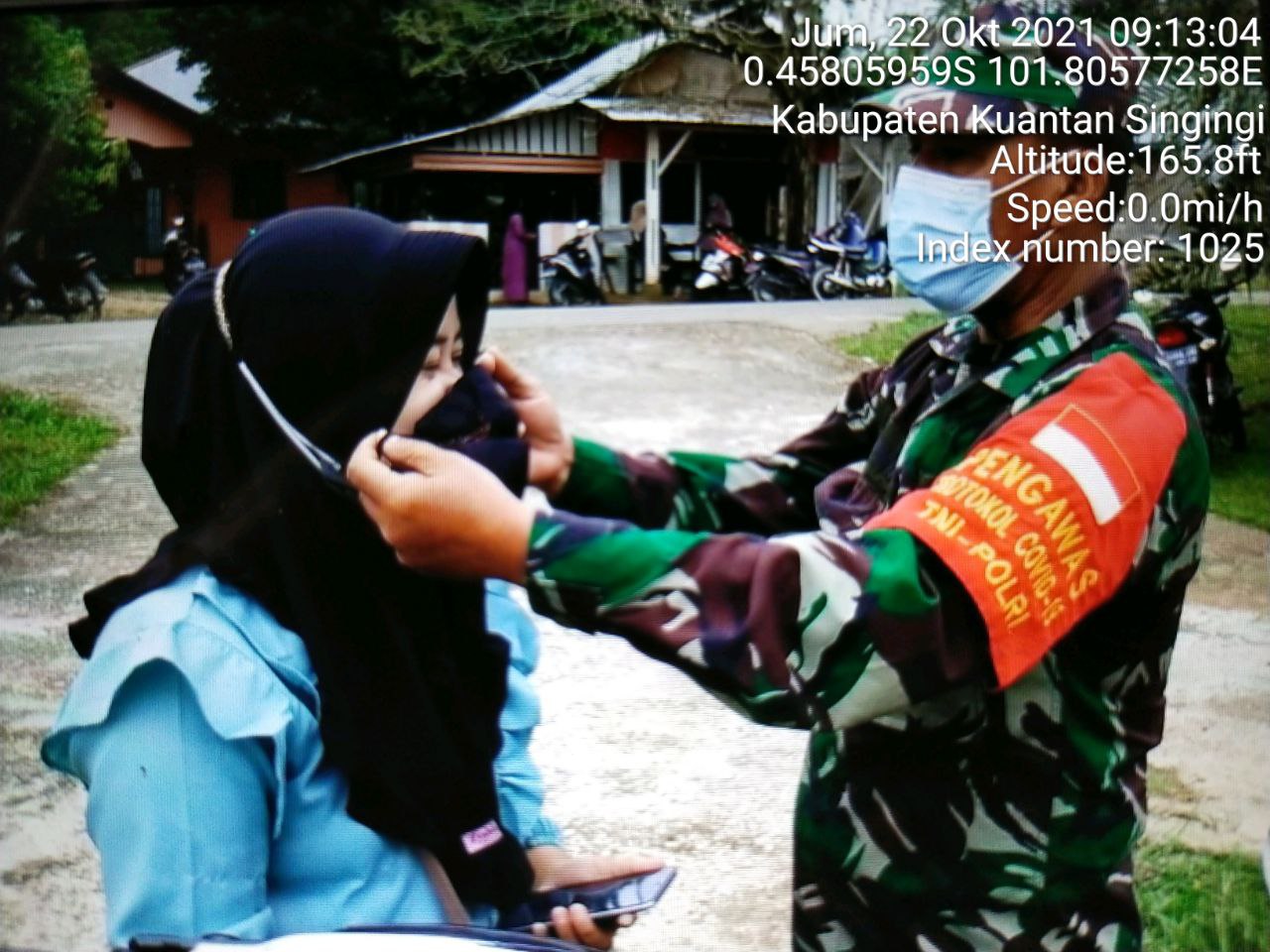 Serka M. Amin Babinsa KORAMIL 06/ Cerenti  Kodim 0302/ Inhu  Bagikan Masker Gratis Kepada Masyarakat Binaan di Kompe Berangin